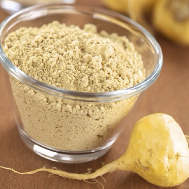 Poudre de maca dans un bol