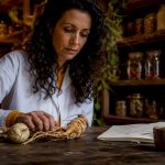 Un chercheur étudie les propriétés de la maca et du ginseng lors d’analyses menées en laboratoire.