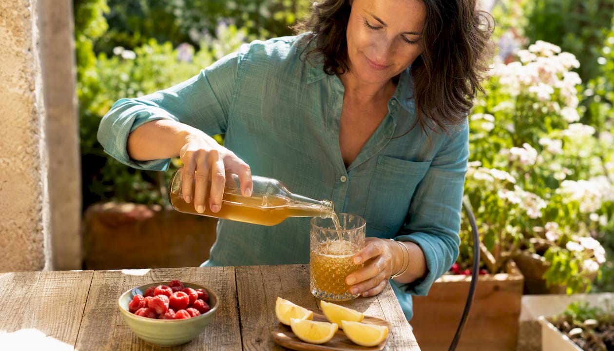 Servir un verre de kombucha en plein air, sous le soleil, c’est profiter d’un moment rafraîchissant et convivial.