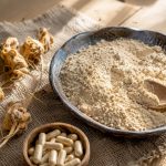 Racines de maca séchées et poudre de maca gélatinisée présentées sur une assiette en céramique rustique.