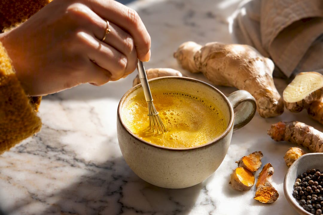 Préparer un latte doré au curcuma fouetté à la main