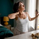 Femme ménopausée en pleine bouffée de chaleur