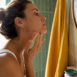 Femme regardant son acné hormonale