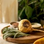 Maca et plantes présentées sur un plateau botanique