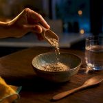 Poudre de maca mesurée dans un bol