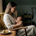Mère allaitant son bébé près d'un macaque
