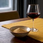 Bol de maca à côté d’un verre de vin