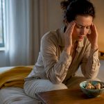 Femme souffrant d'une migraine près de maca