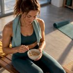 Sportive en train de préparer sa dose quotidienne de maca
