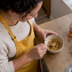 Poudre de maca mélangée dans un bol de miel