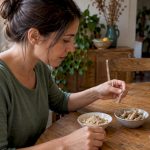 Femme comparant la maca et les racines d’ashwagandha