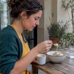 Une personne ajoute de la maca à son porridge.