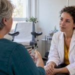 La patiente discute avec sa gynécologue lors de la consultation