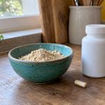 Poudre de maca et supplément de zinc côte à côte